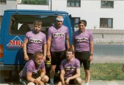 Společná fotografie zakládajících členů našeho družstva na Hanácké časovce v Olomouci-Horce (červen 1996)
