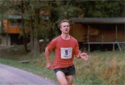 Finišující Radek Spáčil při Chlapáckém běhu, který je vždy pořádán na koupališti Vlčí důl v Bludově (říjen 1997)
