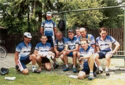 Společné foto po závodě Moravského poháru v časovce na Skřítek (květen 1999)