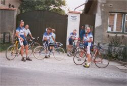 Po dojezdu třicetikilometrové časovky dvojic před hostincem v Kolšově (září 1999)