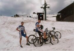 Kousek pod Pradědem bývá v tomto období ještě hromada sněhu a jízda se tak stává trochu nepohodlnou (duben 2000)