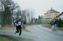 Pavel Pernica, nejstarší člen našeho družstva, na trati prvního závodu Chlapáckého běhu (březen 2001)