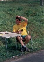 Čestnou funkci časoměřiče při závodě horských kol plní každoročně Franta Polách (říjen 2000)