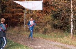 Jarda Šrámek probíhá cílem posledního podzimního běhu na Rabštejně (listopad 1999)
