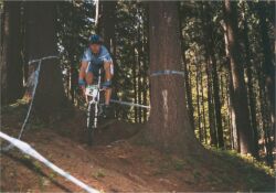 Technický sjezd v podání Radka Spáčila na závodě horských kol v Ústí nad Orlicí (červen 2000)